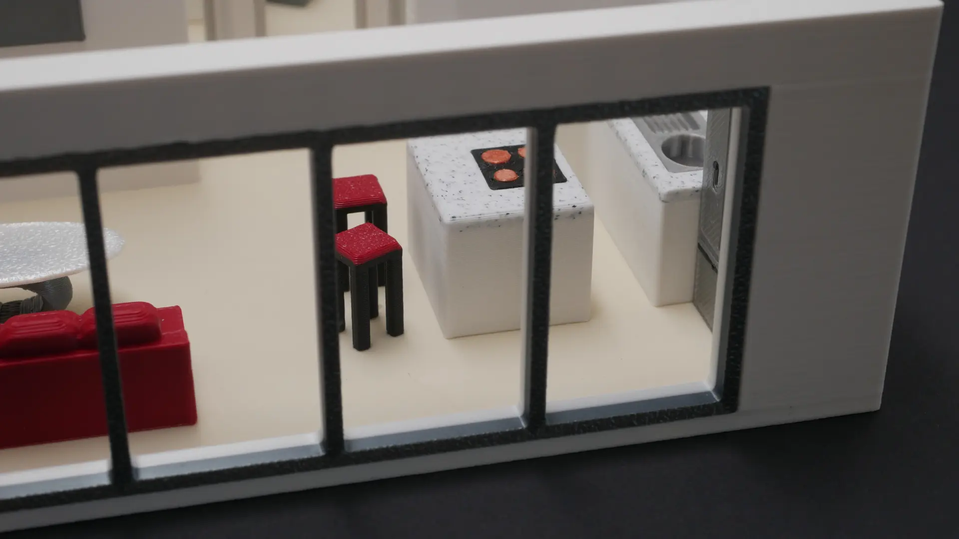 Blick durch die Fensterfront des 3D-Modells auf Wohnbereich und Kochinsel