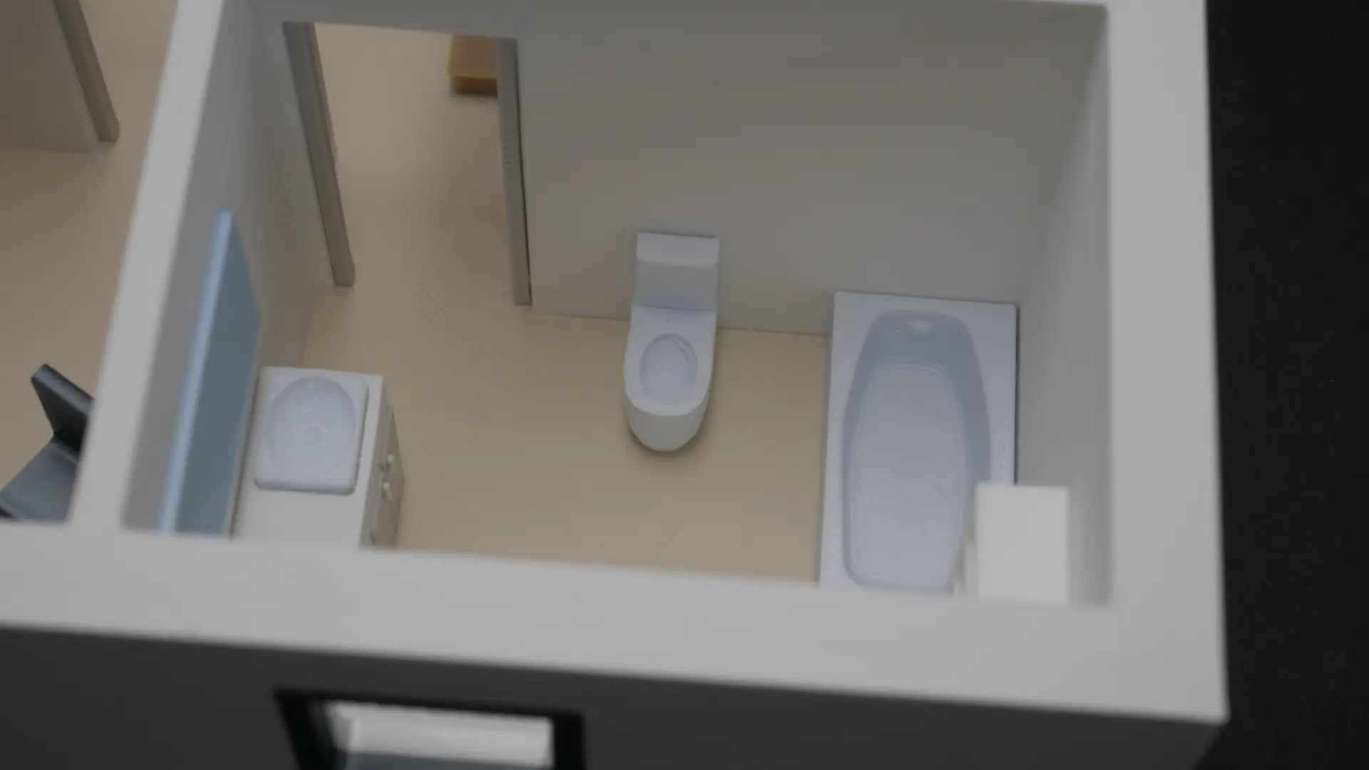 Badezimmer im 3D-Modell mit Badewanne, WC und Waschbecken