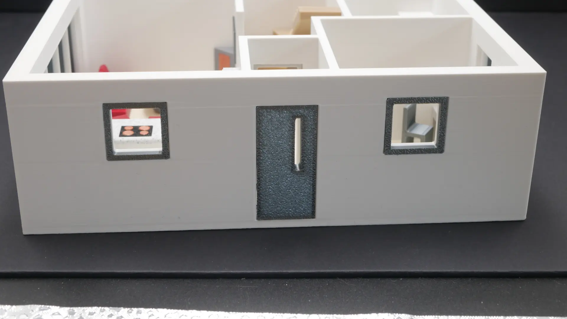 Au&szlig;enansicht der Fassade des 3D-Modells mit Haust&uuml;r und Fenstern