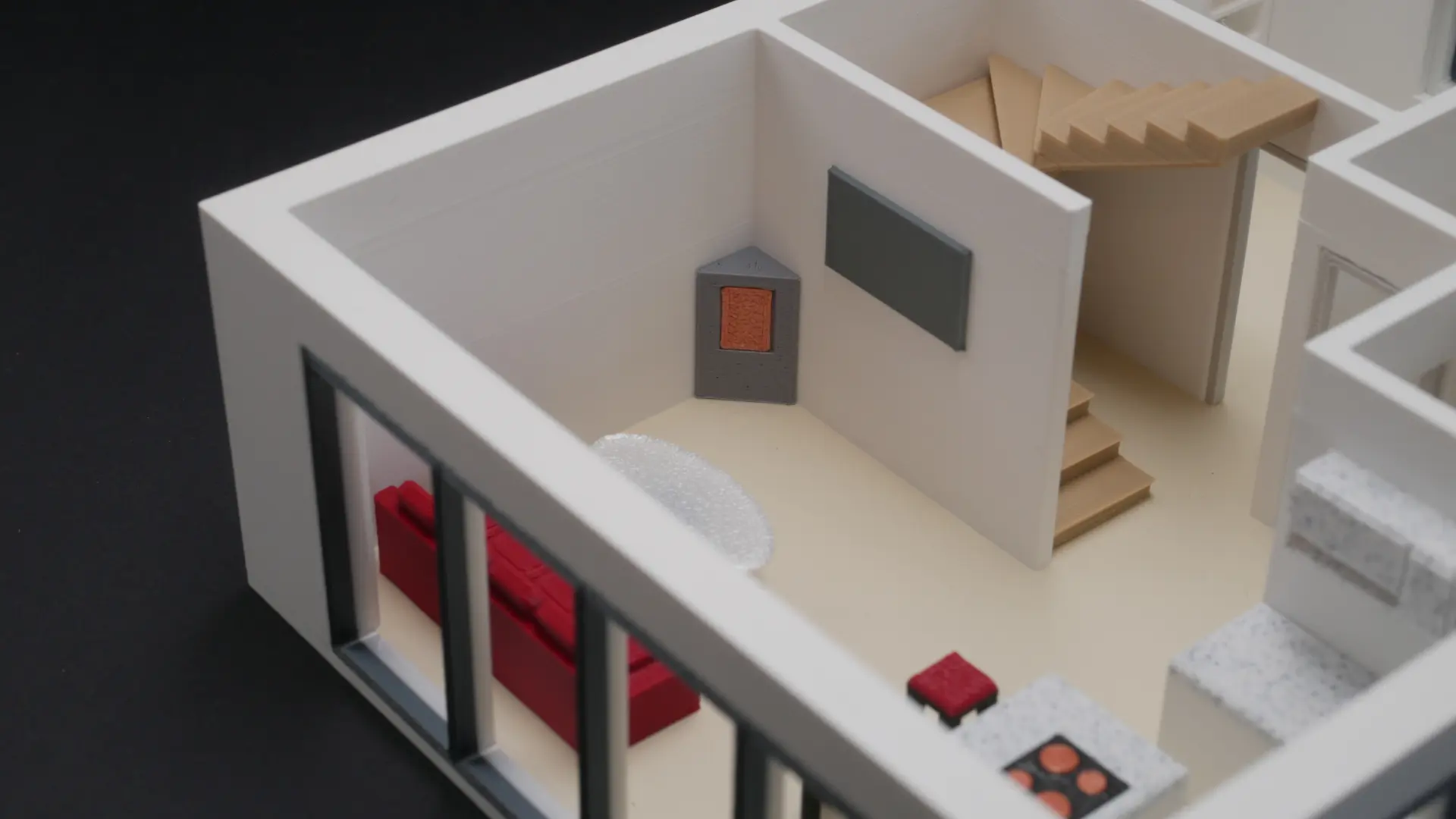 Wohnbereich im 3D-Modell mit Treppe und Sofa hinter der Glasfront