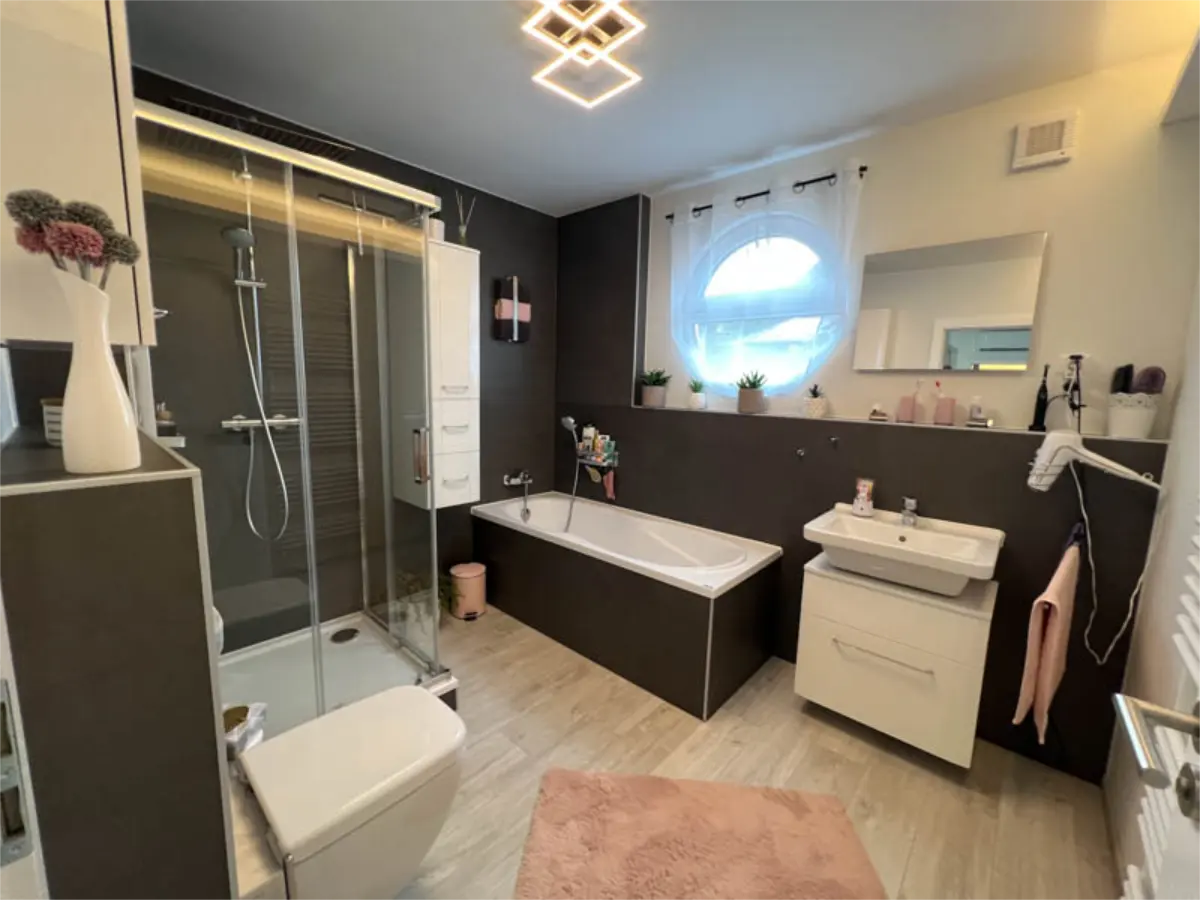 Buengalow Bad mit freistehender Badewanne