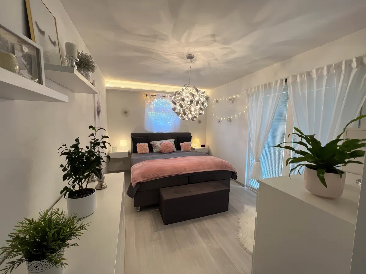 Buengalow Schlafzimmer mit Pendelleuchte