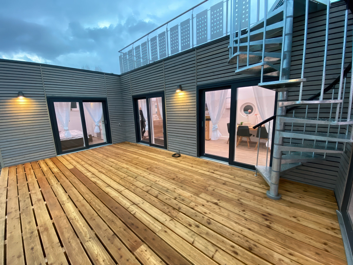 UE-Tiny Innenhof-Terrasse Abendstimmung