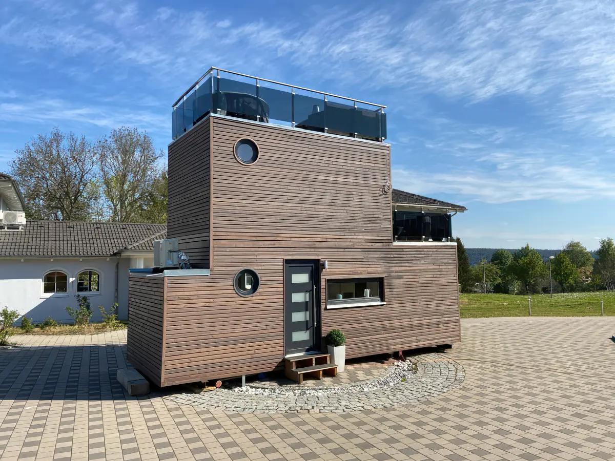 UEG-Tiny Eingangsfront mit Dachterrasse