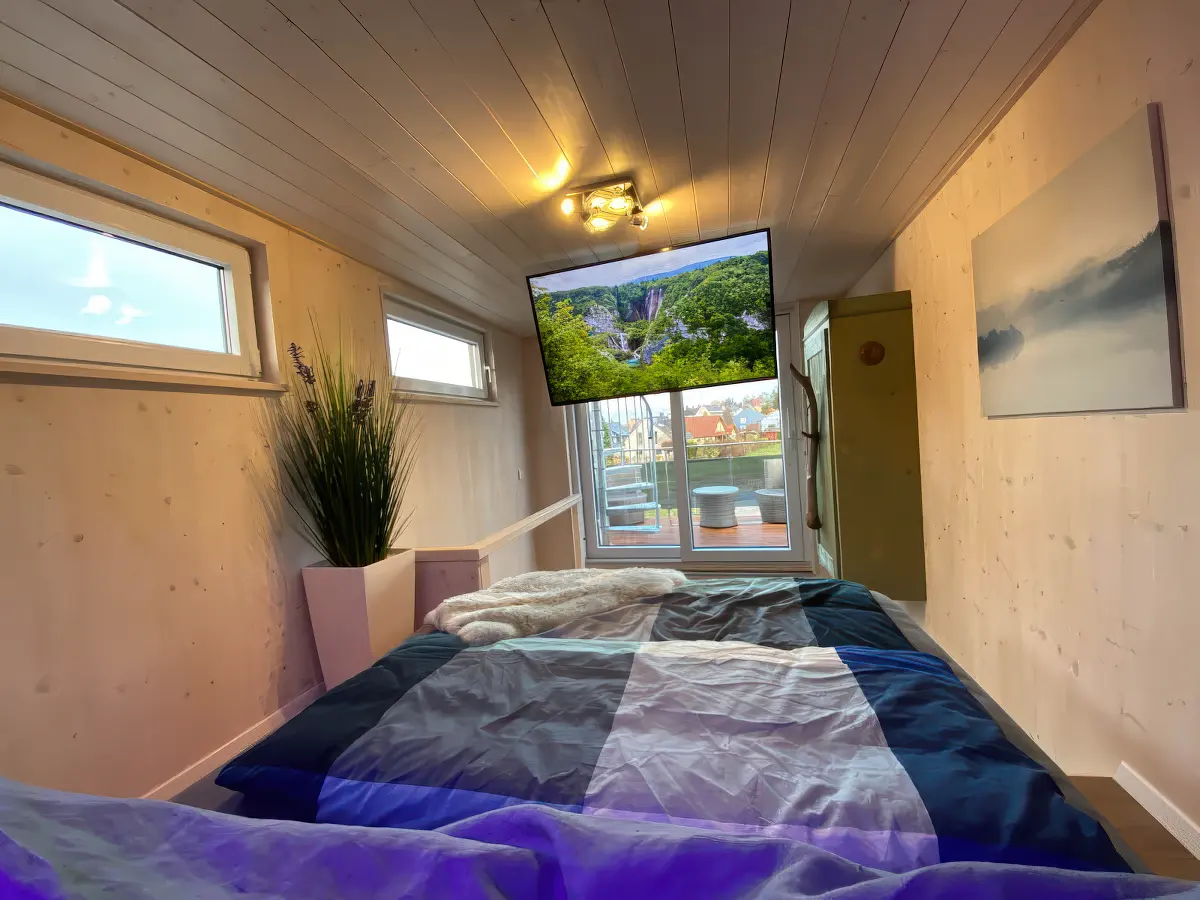 UEG-Tiny Schlafzimmer mit Balkonzugang
