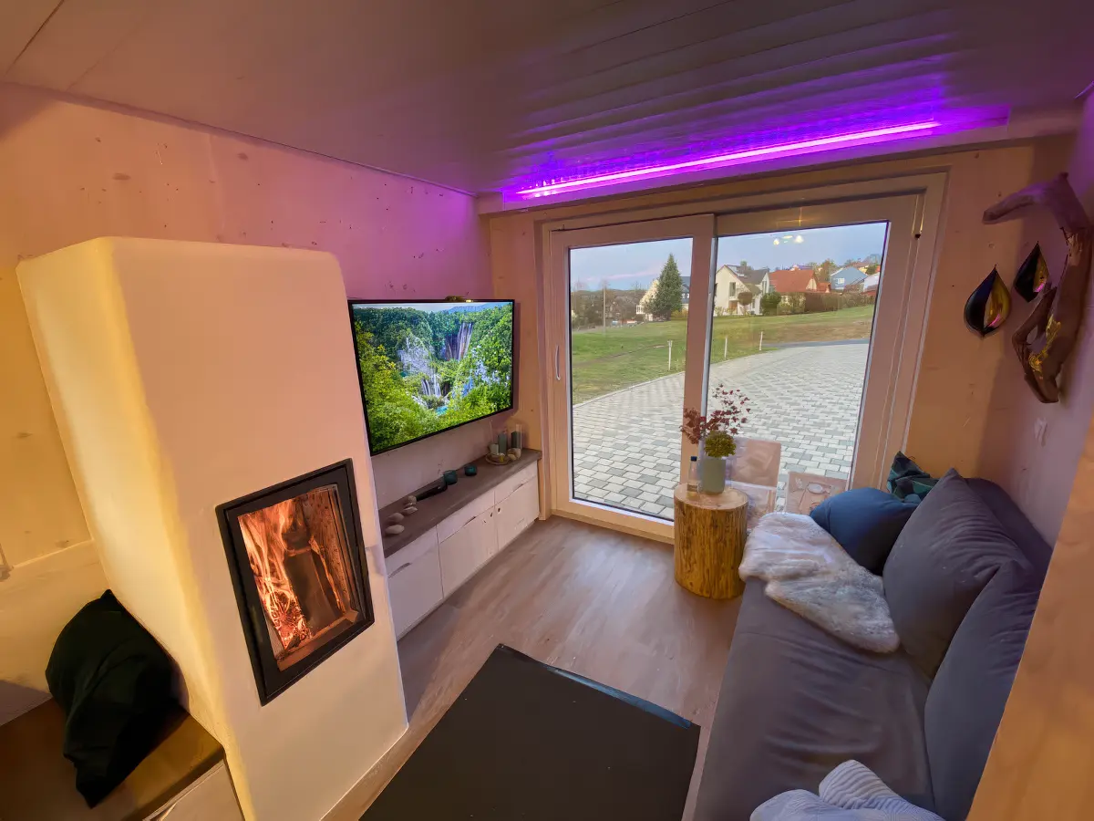 UEG-Tiny Wohnzimmer mit Kaminofen