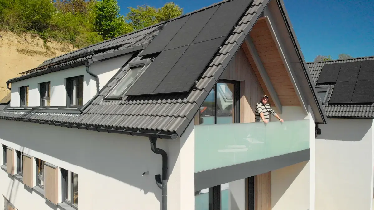 Mehrfamilienhaus-Fertighaus Opfingen — Holzständerbauweise, Balkon mit Glasbrüstung